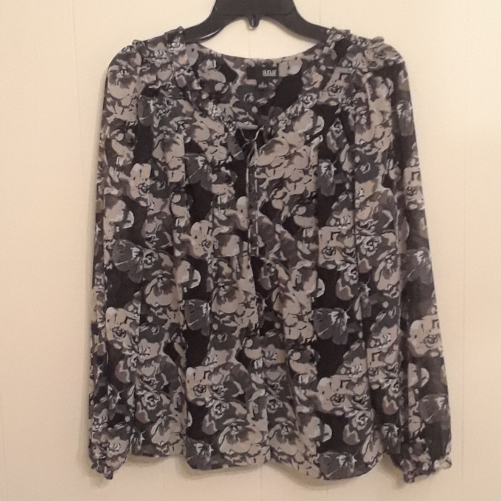 Small black and tan a.n.a top